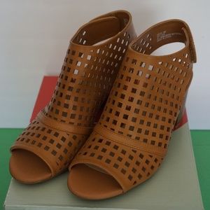 BRAND NEW Open Weave Size 8M